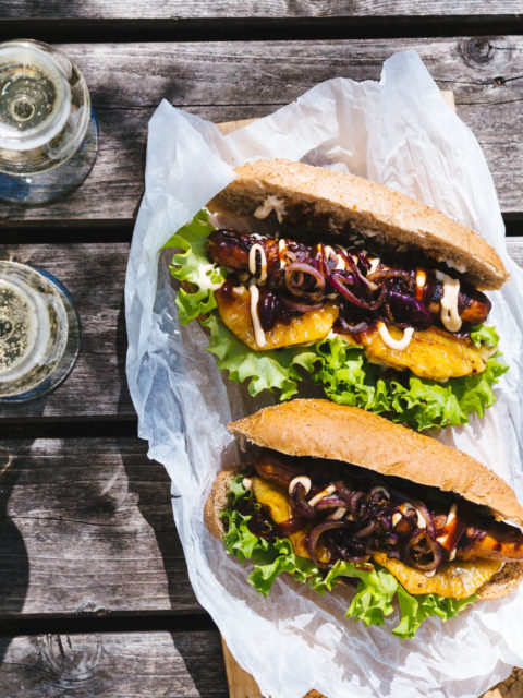 Kesän ykkösherkku: Maukkaat pekoni-barbeque hot dogit