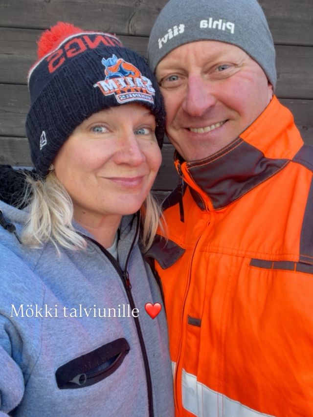 ✔️ petivaatteet kotiin pesuun
✔️ viltit, taljat, koristetyynyt sun muut jätesäkkeihin
✔️ mattojen tuuletus
✔️ imurointi
✔️ jääkaappi & kuivamuonakaappi tyhjäksi
✔️ kattojen, rännien, terassien & mökin vierustojen putsaus pöhöttimellä
✔️ keittiön & vessojen pesu
✔️ laiturien nostaminen ylös
✔️ perämoottorin pois ottaminen
✔️ pumppujen poisottaminen & putkien tyhjennys
✔️ pihakalusteiden pressutus
✔️ veneen nostaminen venekatokseen 

Kauniita talviunia rakas mökki ❤️

#mökki #mökillä #mökkitalviteloille