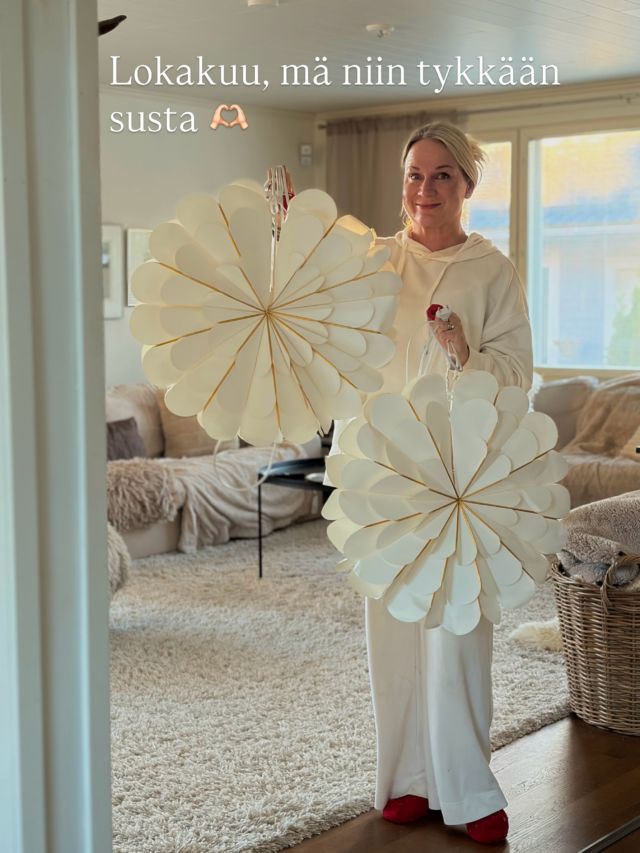 Lokakuu, mä niin tykkään susta 🧡🍂✨

Ja varsinkin tällaisista sunnuntaipäivistä! Aamusta käytiin mun miesten kanssa sukuloimassa Koukkuniemen vanhainkodissa ja koska ilma oli niin ihana, kävelin sieltä kotiin. Ranta-Tampellaa ja Särkänniemeä ihastellen, Pyynikin kohdalta kotijärven maisemiin suunnaten. Pispala on niin kaunis. Aina, mutta varsinkin näinä aurinkoisina syyspäivinä.

Pitkään uunissa muhinut kana perunakavereineen, Indonesian matkan viisumin läpimeneminen ja kolme koneellista pestyä mökkipyykkiä kruunasivat tämän päivän.

Lokakuun pimeys ei tunnu enää niin pahalta, kun virittelin kausivaloja vähän sinne sun tänne, sillä reilun viikon päästä suuntaan maailmalle ja kun palaan, on marraskuusta kulunut jo hyvä tovi - kiva tulla kotiin, kun on jo pikkuisen valosarjaa siellä sun täällä 🤭 

Voi olla, että toistan itseäni, mutta nää sunnuntait on mun lemppareita. Tänään vielä muutama työjuttu ja sit ajattelin palkita itseni ihanan pitkällä yin joogalla. Sekä miehen kainalolla ja Diplomatin uudella kaudella. 

Varsin herrrrkullista elämää (Lue: ihanan tavallista), sanoisin ❤️

Suloista sunnuntai-iltaa toivotellen, Maria

#koti #sisustus #tampere #keskiikä #ruoka