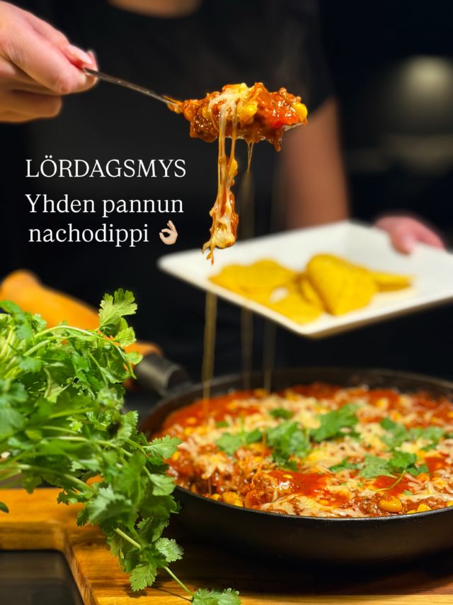 Heippa Marian Bistrosta (tai Mikan mancavesta, mut nyt kun hän on reissussa, niin mennään Bistrolla 🫢)!

Vietellään (osan) nuorison kanssa lördagsmysiä, joka alkoi tuntumaan just enemmän mysigiltä, kun Tappara tasoitti 🤩 

Nyt kun olen lueskellut blogin vanhoja postauksia läpi, oon todennut, että himskatti sieltä löytyy paljon ruokaohjeita, jotka olin täysin unohtanut. 

Tämä yhden pannun nachodippi löytyi tammikuulta 5 vuoden takaa. Joten jo oli aika tehdä sitä uudelleen 🥰

Yhden pannun nachodippi

2 valkosipulin kynttä
1 punasipuli
400 g naudan paistijauhelihaa
1 tacomaustepussi
1 prk medium-vahvuista taco-salsa
400 g tomaattimurskaa (Mutti, koska smuuthia)
1 tlk säilykemaissia
suolaa
mustapippuria

Tarjolle
mustapapuja
juustoraastetta
korianteria
nachoja
avokadomoussea (surauta sauvasekoittimella 2 avokadoa, ranskankermaa, chilirouhetta, limen mehua, mustapippuria)
pico de galloa (me käytettiin kaupan valmis)
ranskankermaa

1. Kuullota kuorittuja ja pienisteltyjä sipuleita pannulla, lisää jauheliha ja ruskista
2. Lisää muut aineet ja anna porista vartin verran
3. Kun nachodippi on vielä kuumaa, lisää päälle juustoraastetta ja korianteria
4. Tarjoile nachojen, avokadomoussen, pico de gallon ja ranskankerman kanssa

Leppoisaa lauantai-iltaa toivotellen, Maria

#lördagsmys #ruoka #nachodippi #marianbistro #resepti